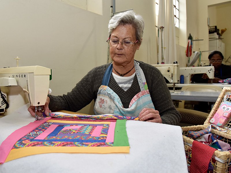 Doação da Singer beneficia artesãos do Armazém das Oficinas