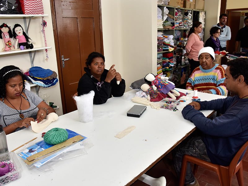 Singer realiza doação de máquinas de costura